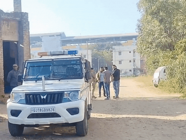 घटनास्थल पर एफएसएल की टीम।