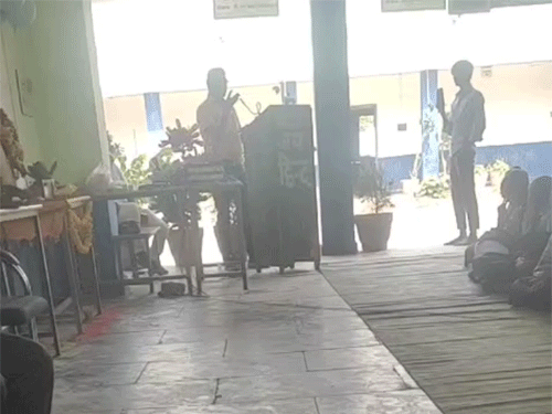 प्रिंसिपल बच्चों के सामने देवी-देवताओं और टिप्पणी करते दिखे।