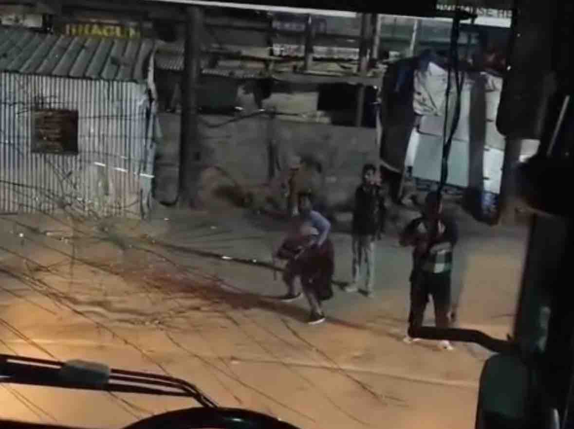 आरोपियों ने वॉल्वो बस में की तोड़फोड़