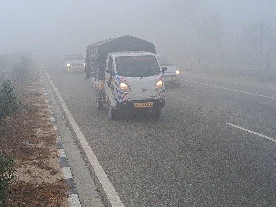फरीदकोट मे घना कोहरे के बीच निकलते वाहन