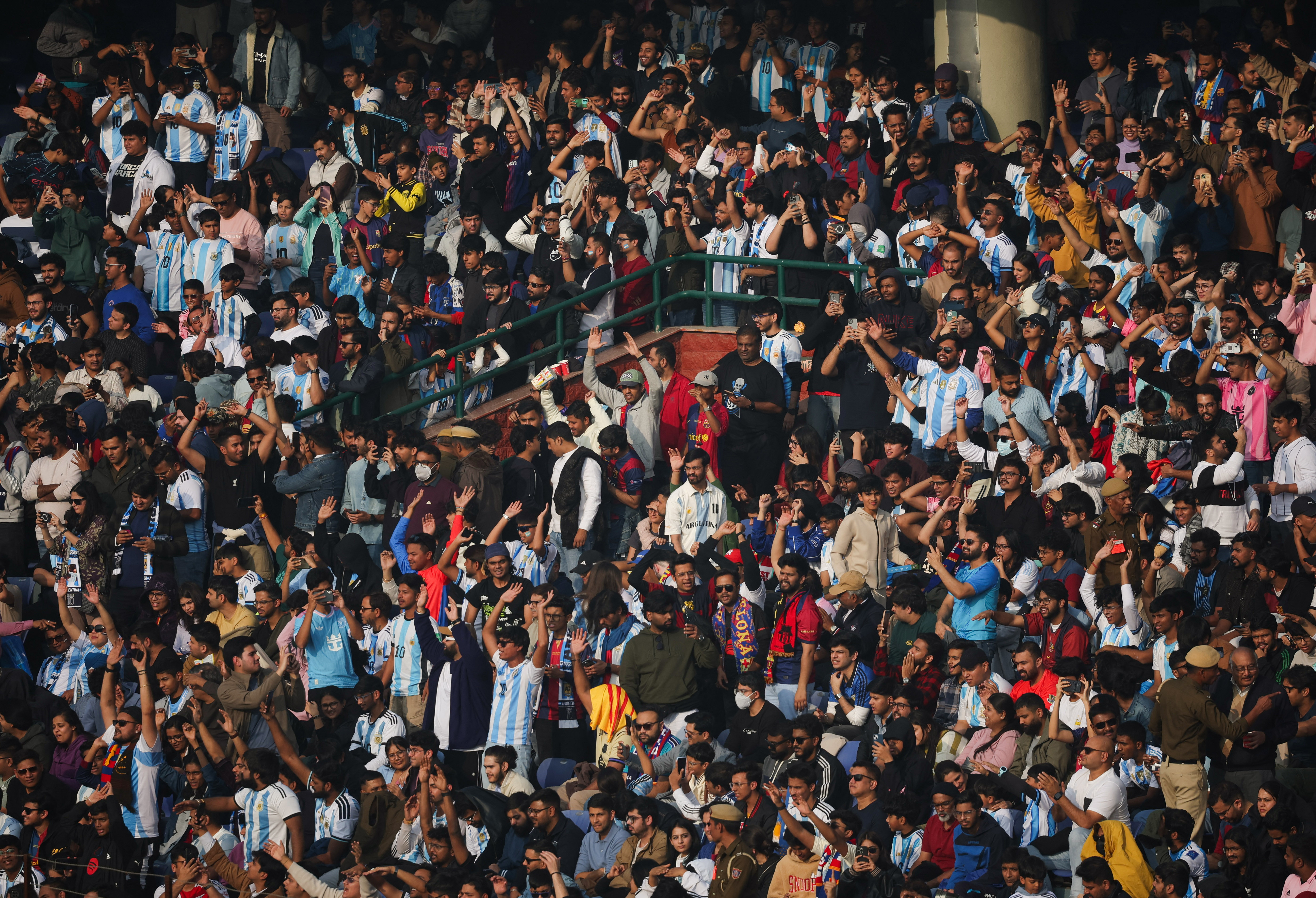अरुण जेटली स्टेडियम में मेसी को देखने पहुंची फैंस की भीड़।