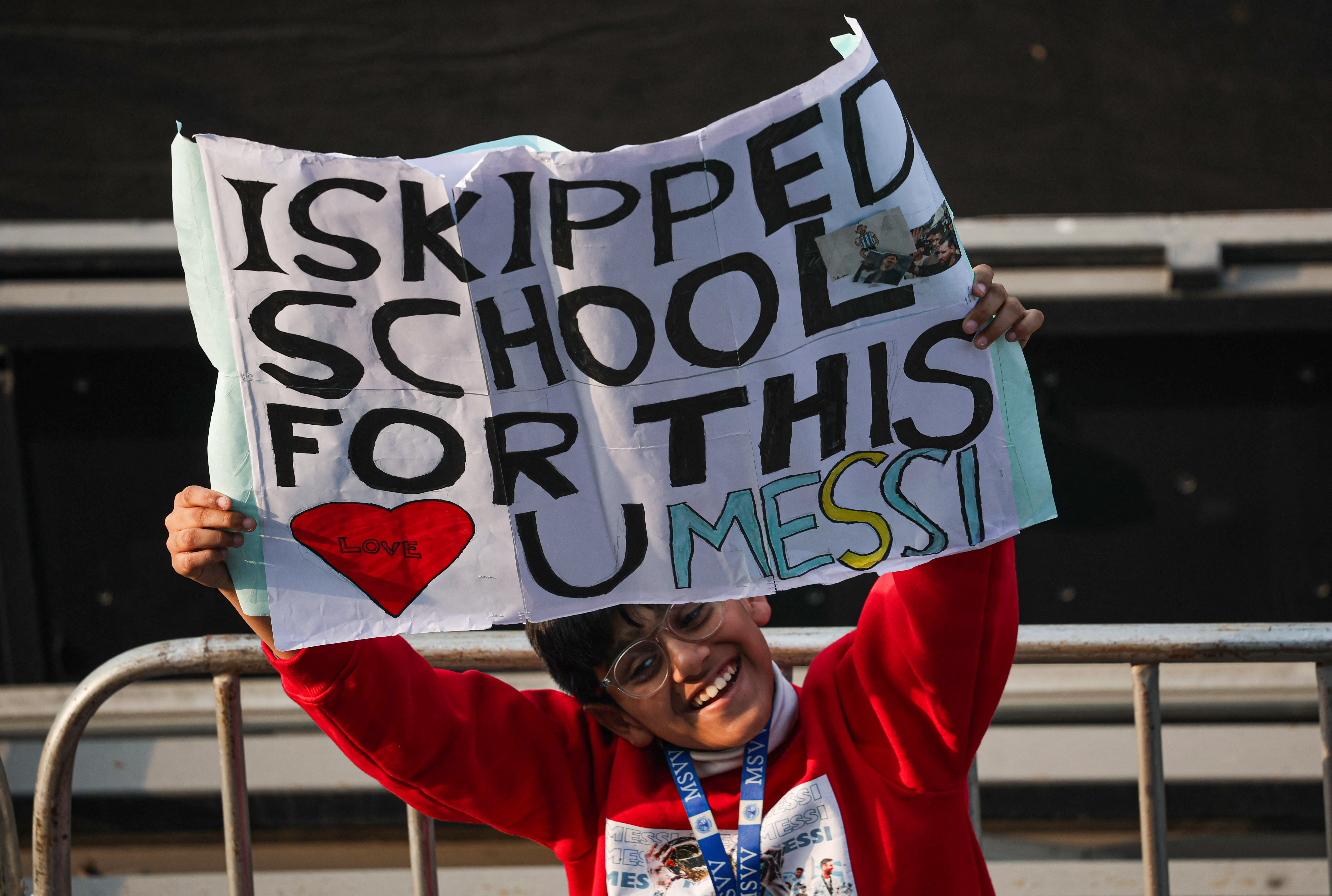 स्कूल छोड़कर मेसी को देखने पहुंचा फैन।