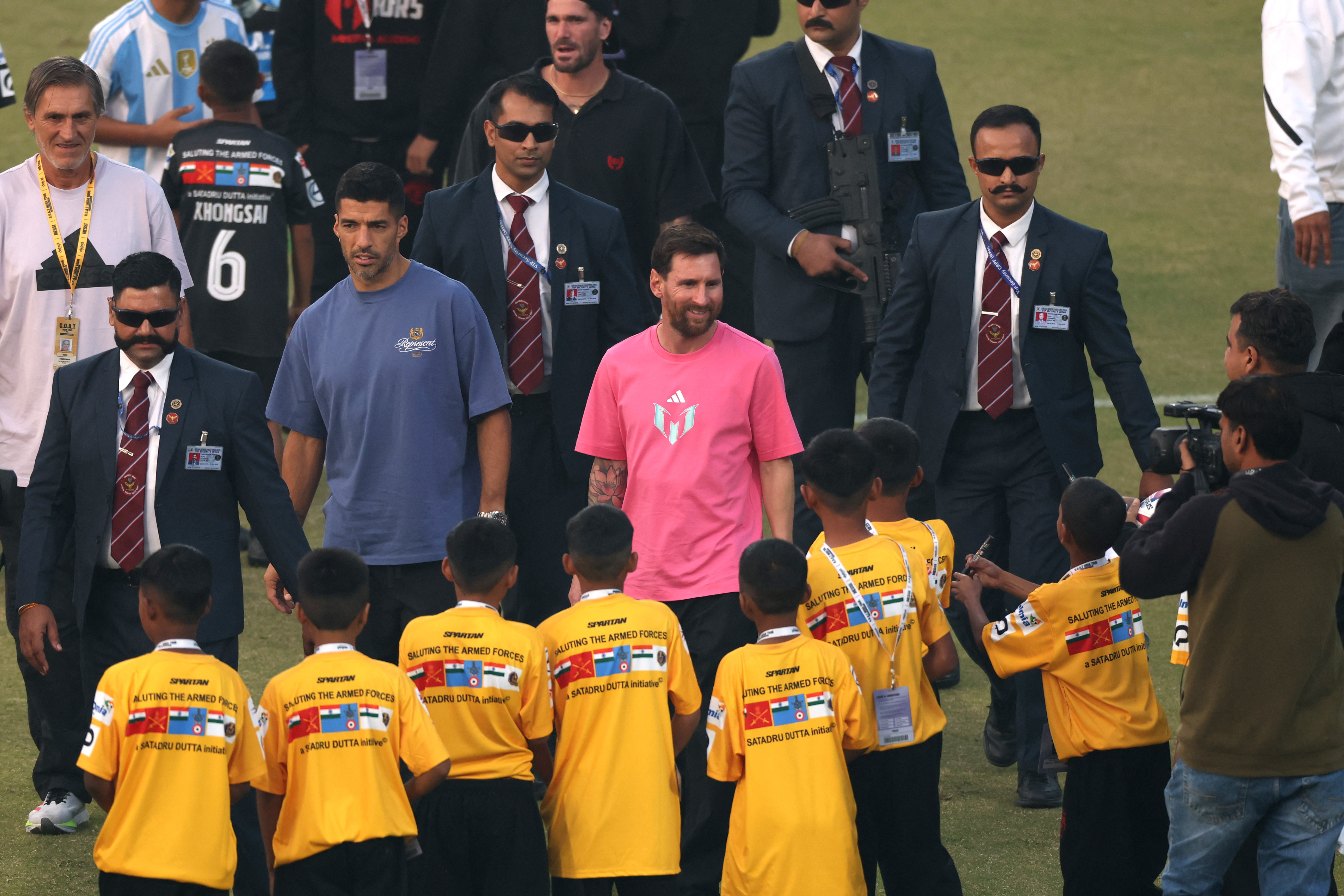 मेसी ने बच्चों से बात भी की।