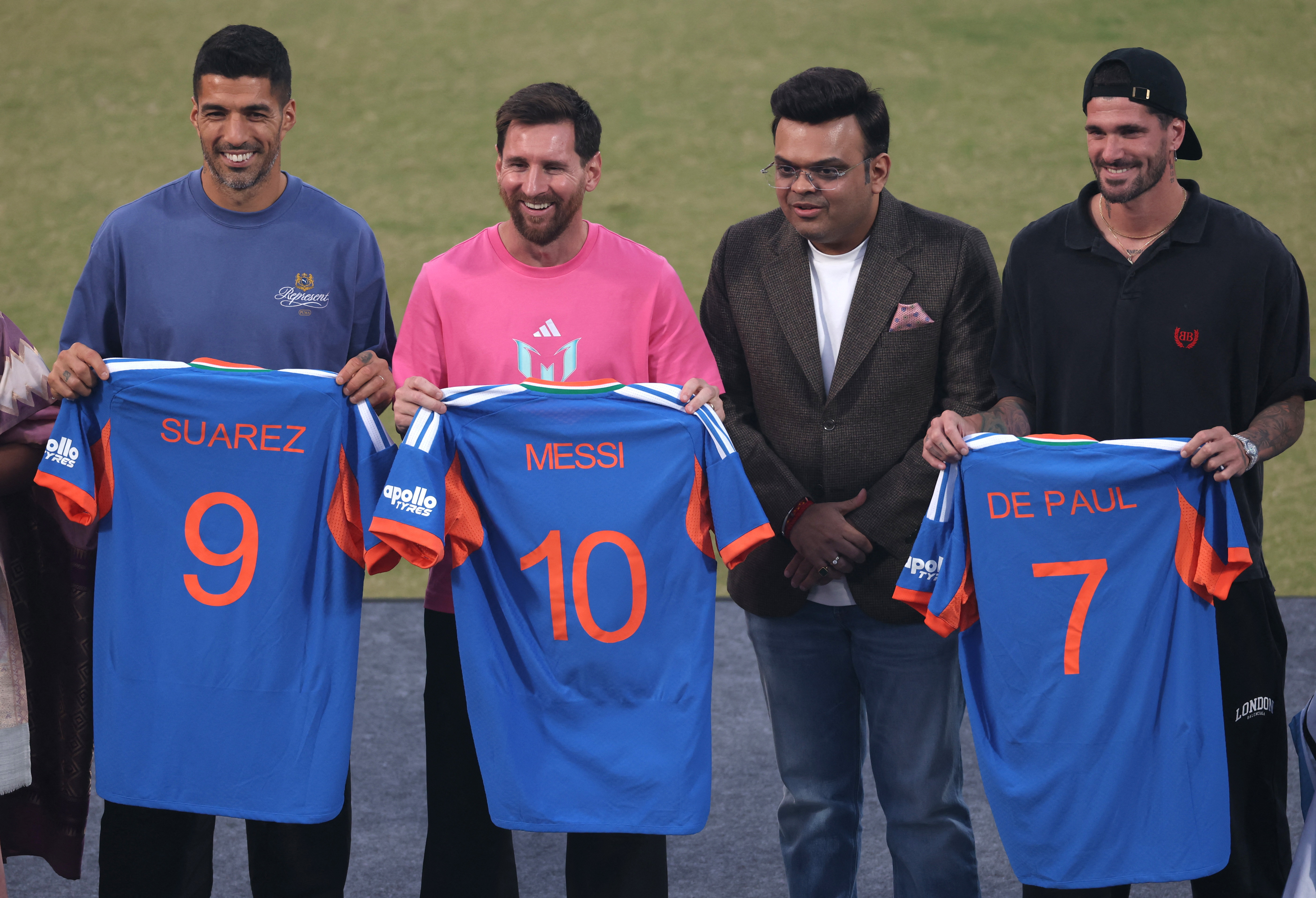 लियोनल मेसी, सुआरेज और रोड्रिगो डी पॉल को भारतीय क्रिकेट टीम की जर्सी दी गई।