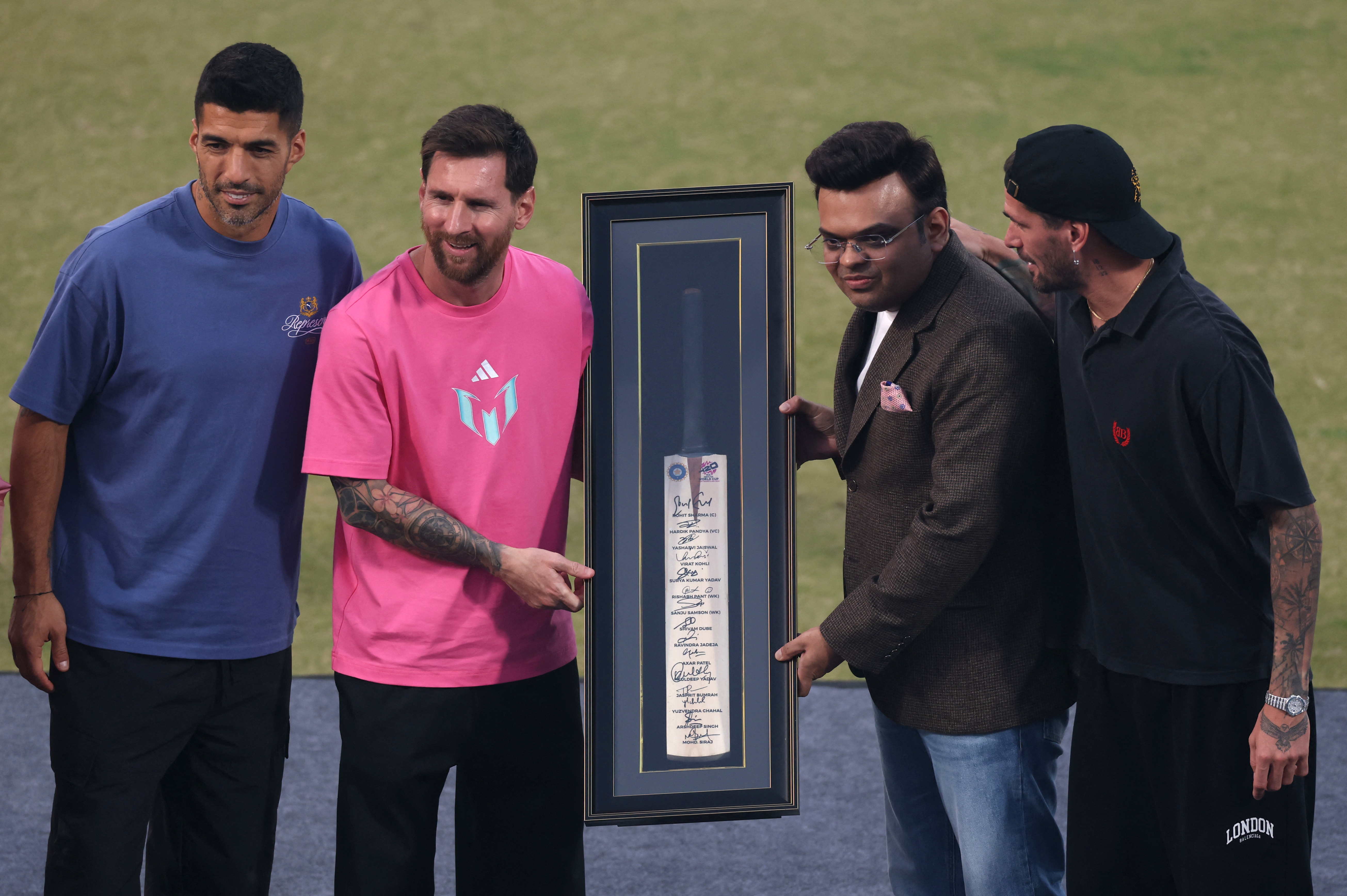 भारत के दिग्गज क्रिकेटर्स के ऑटोग्राफ वाला बैट भी गिफ्ट किया गया।