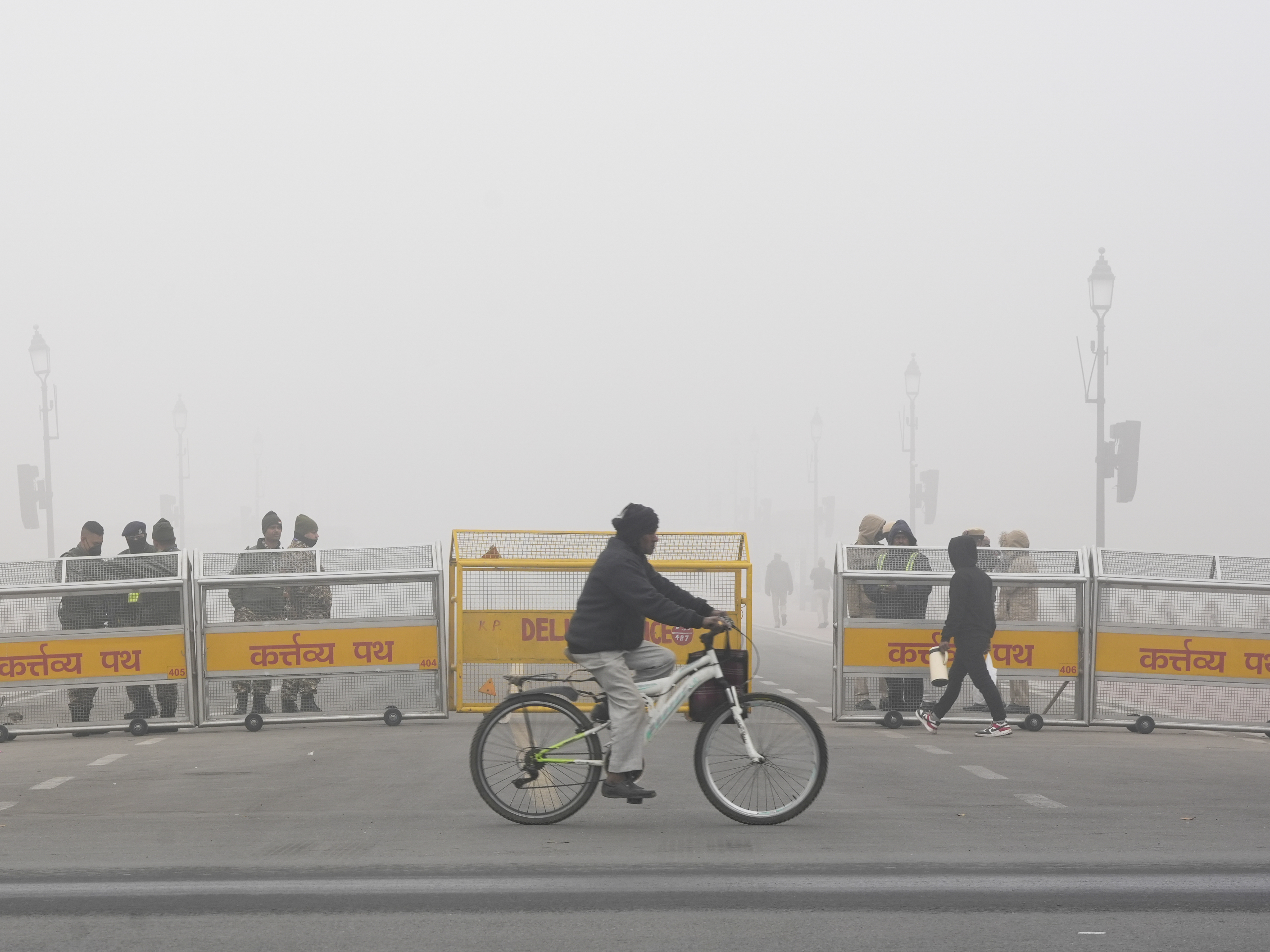 सोमवार सुबह कर्तव्यपथ पर विजिबिलिटी 50 मीटर से भी कम हो गई है।