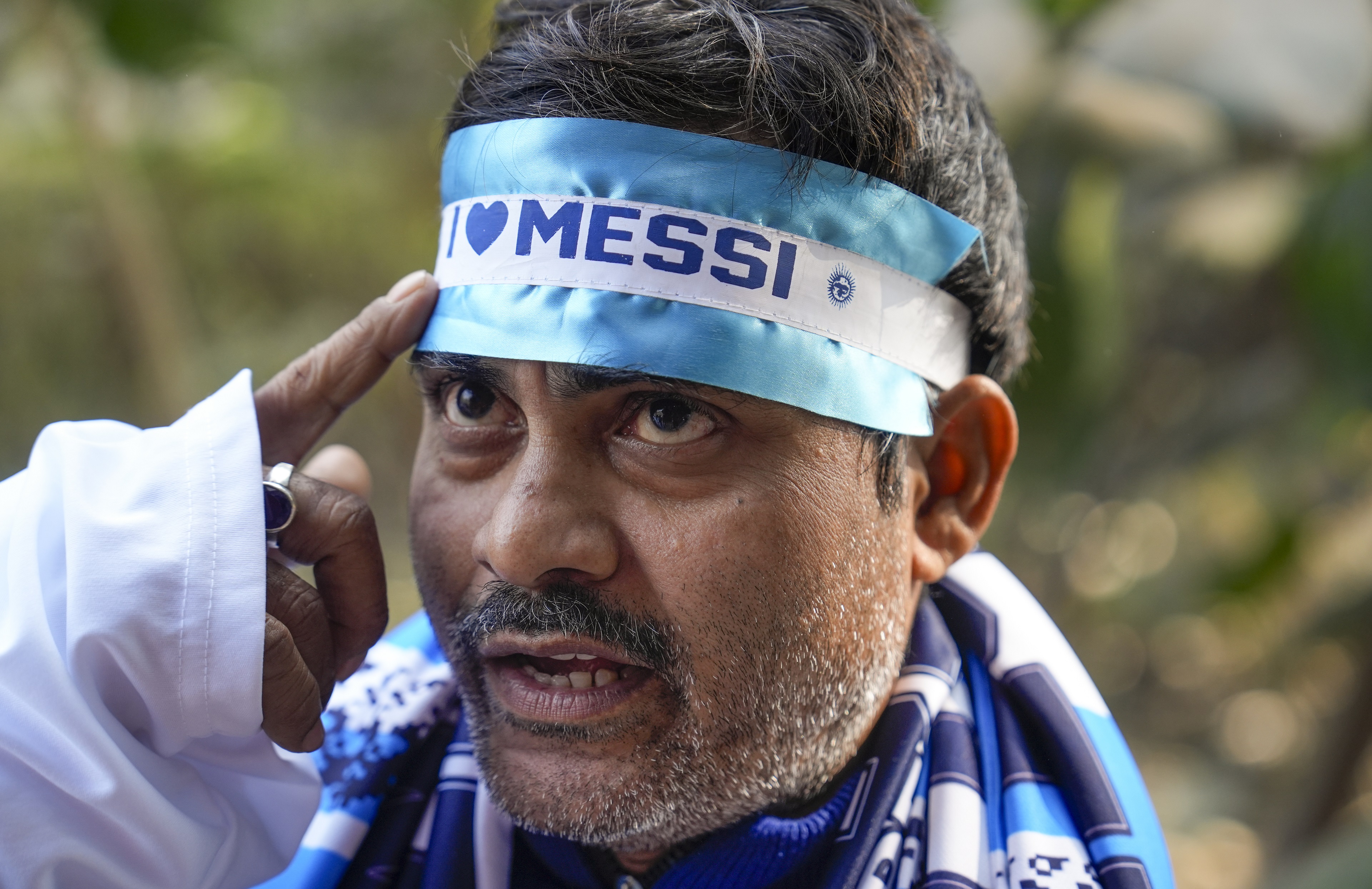 आई लव मेसी का स्ट्रेप बैंड पहनकर पहुंचा फैन।