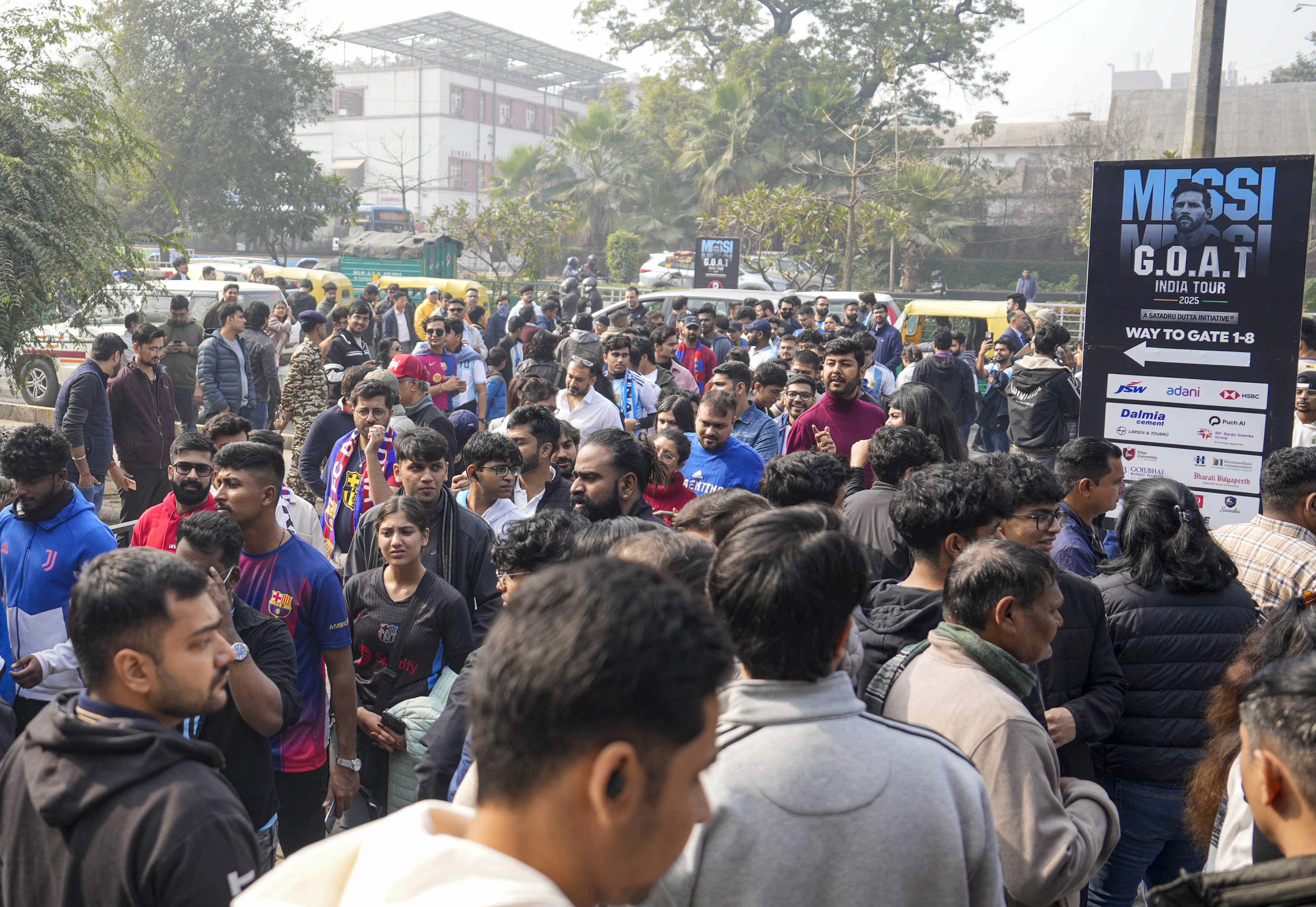 अरुण जेटली स्टेडियम के बाहर मौजूद फैंस की भीड़।