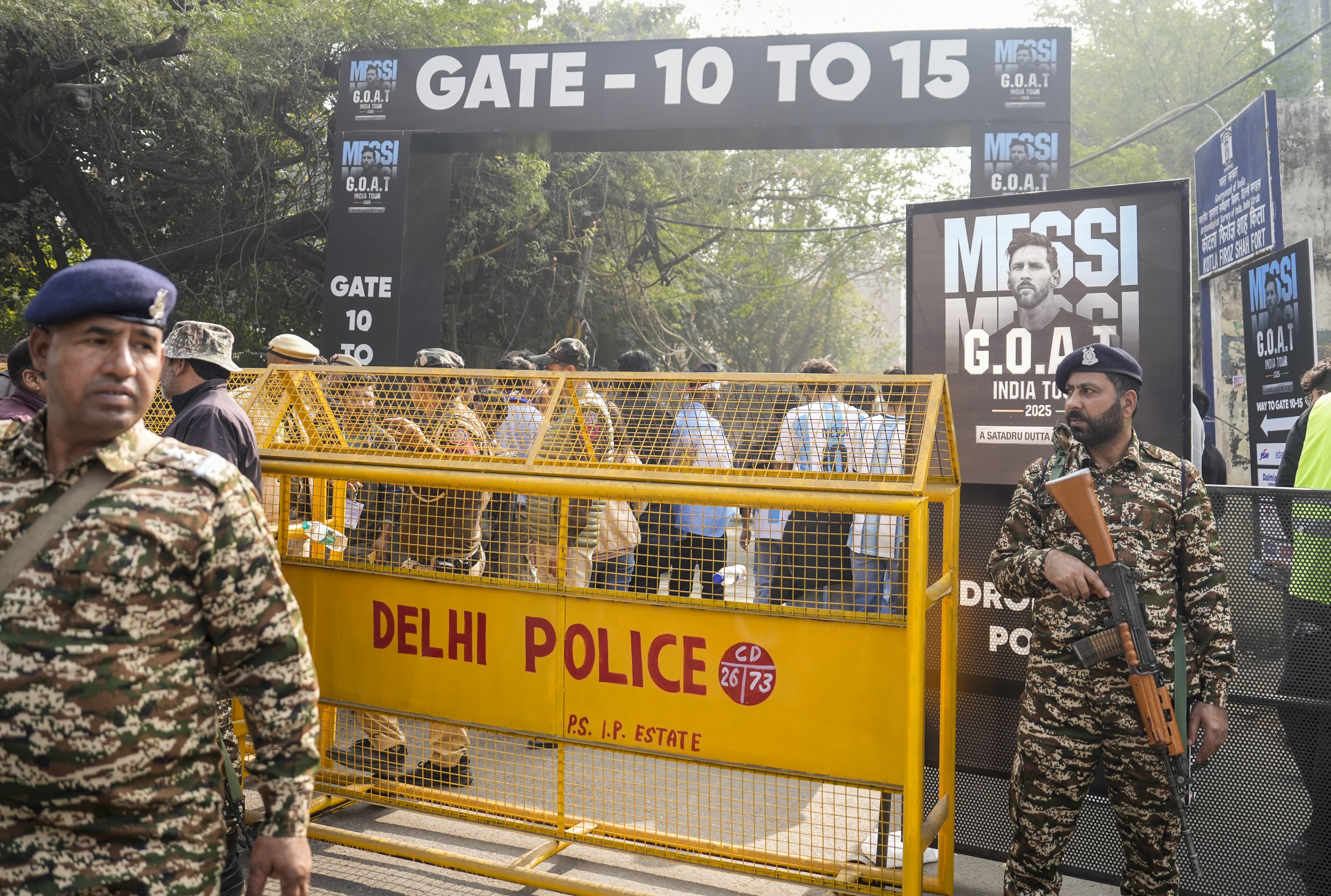 अरुण जेटली स्टेडियम के बाहर मौजूद सुरक्षा कर्मी।