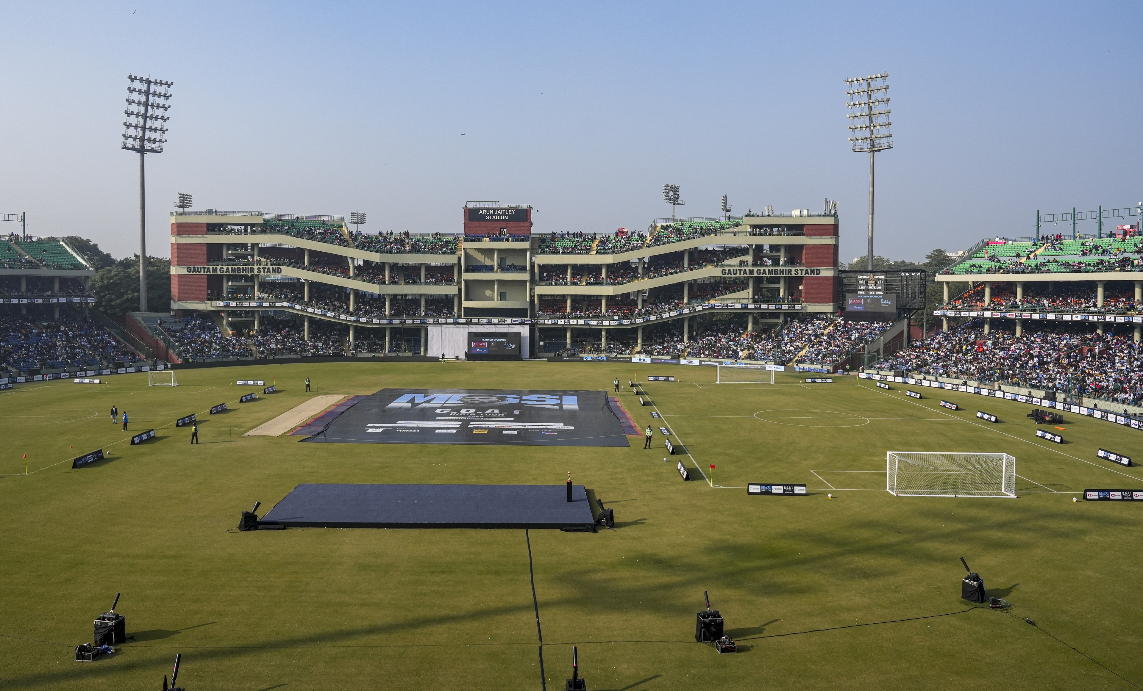 अरुण जेटली स्टेडियम में मेसी का सम्मान समारोह शुरू। यहां सेलिब्रिटी फुटबॉल मैच भी होगा।