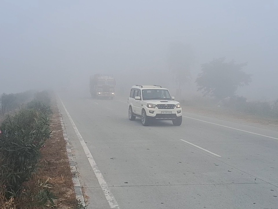 फरीदकोट में घने कोहरे ने बढ़ाई ठंड:  बाहरी इलाके में 10 मीटर से कम विजिबिलिटी में रेंग रहे है वाहन,जनजीवन प्रभावित – Faridkot News