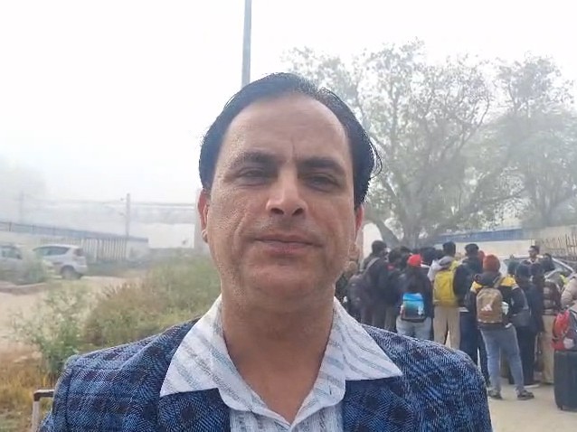 बातचीत करते मनीष कुमार