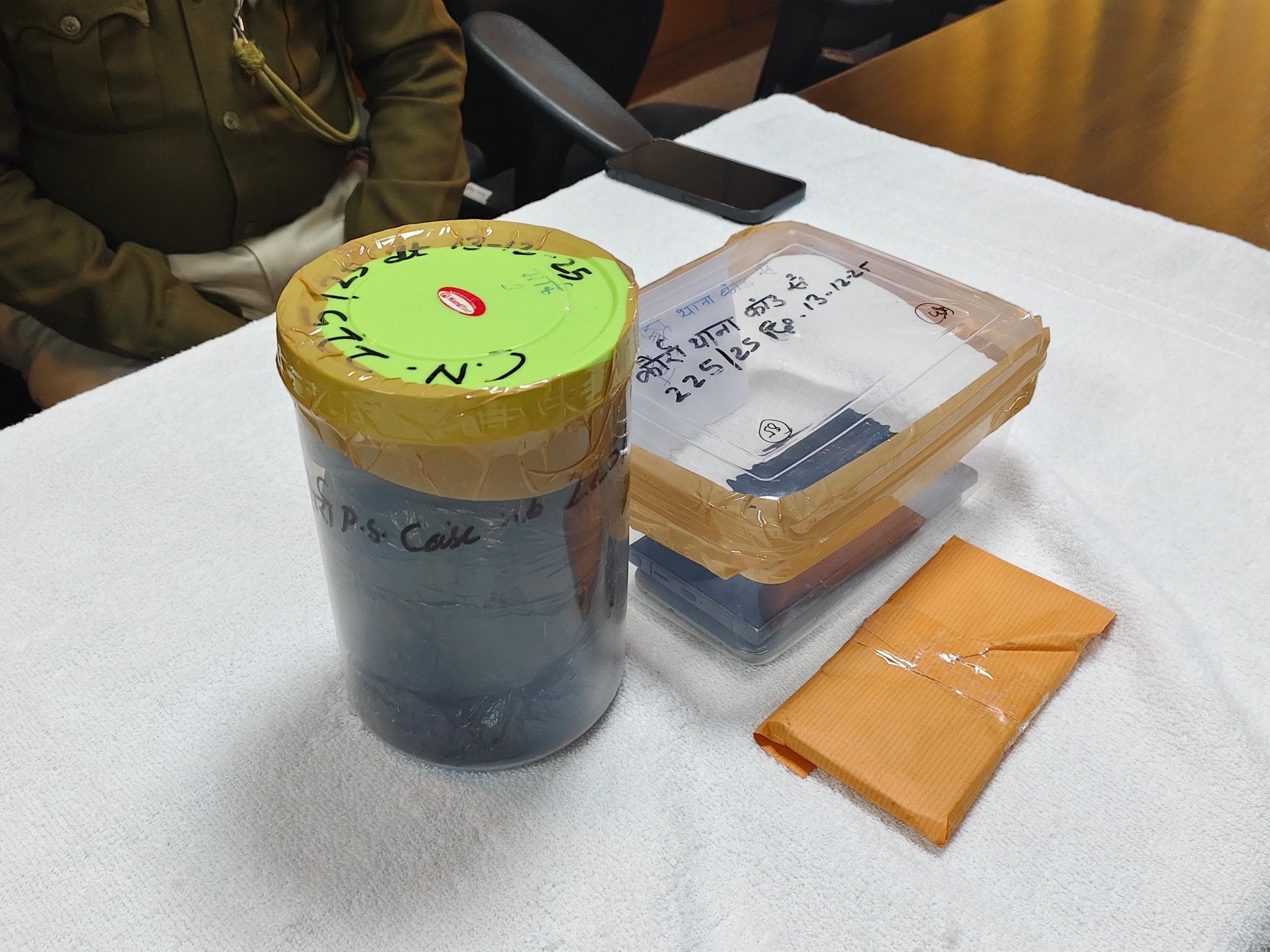 हजारीबाग पुलिस ने दो ड्रग तस्करों को किया गिरफ्तार:  13 लाख का अफीम और डोडा बरामद, अभियान जारी रहेगा – Hazaribagh News