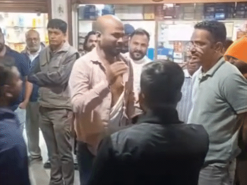 व्यापारियों ने पकड़कर युवक की जमकर पिटाई कर दी।