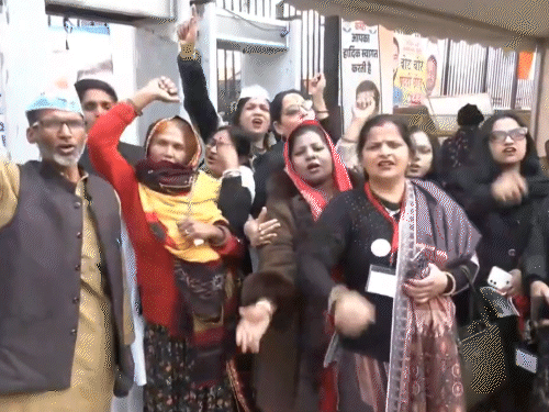 भाजपा का आरोप है कि महिलाओं के इस ग्रुप ने पीएम मोदी के खिलाफ आपत्तिजनक शब्दों का इस्तेमाल किया।