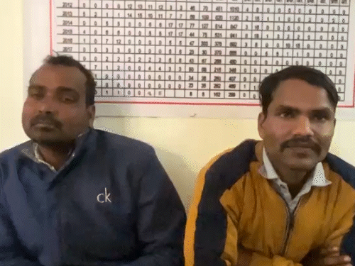 पीड़िता को एक कमरे में बंद कर दोनों आरोपियों ने उसके साथ गैंगरेप किया।