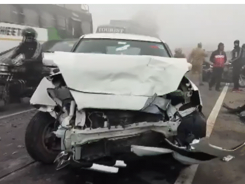 उत्तर प्रदेश के हापुड़ में सोमवार सुबह घने कोहरे के कारण छह गाड़ियां आपस में टकरा गईं।