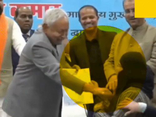 Chief Minister Nitish Kumar will give appointment letter to Ayush doctor | CM नीतीश ने महिला डॉक्टर का हिजाब हटाया: पहले पूछा- ये क्या है जी, फिर खींच दिया; आयुष डॉक्टर्स को