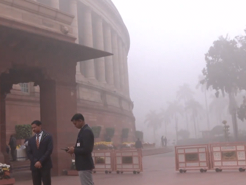 तस्वीरें संसद की हैं, जहां पुरानी बिल्डिंग के पास धुंध और कोहरा नजर आ रहा है। - Dainik Bhaskar