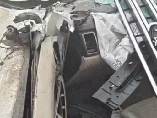 फरीदाबाद में हुए हादसे में क्षतिग्रस्त हुई कार।