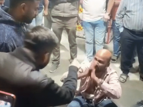 व्यापार विहार में पकड़ाया तो व्यापारियों ने जमकर की पिटाई।