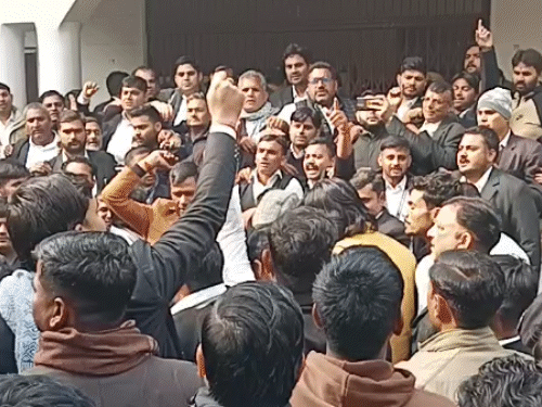 कलेक्ट्रेट पर पुलिस फोर्स तैनात, वकीलों का प्रदर्शन।