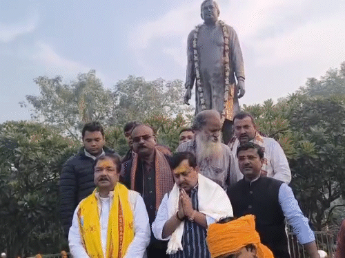 दिल्ली जाने से पहले उन्होंने पिता को श्रद्धांजलि दी।