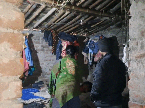 इस घर में अमरनाथ अपने 3 बच्चों के साथ फंदे से झूल गया।