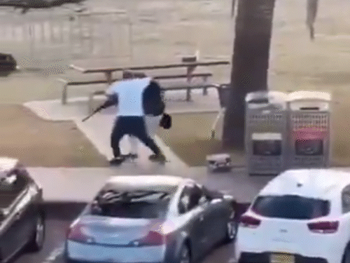 अहमद ने पीछे से आतंकी को पकड़ लिया और उसकी राइफल छीन ली।