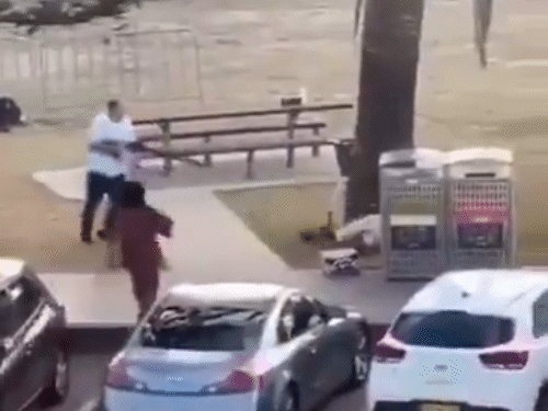 अहमद ने आतंकी साजिद अकरम की राइफल छीनने के बाद उसे धक्का मारकर दूर गिरा दिया।