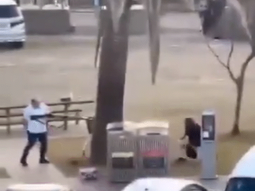 अहमद को देख कर हमलावर साजिद डर गया और दूर भागने लगा।