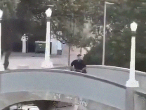 आतंकी के बेटे नवीद अकरम ने अहमद पर हमला कर दिया। दो गोलियां अहमद के बाएं कंधे में लगीं।