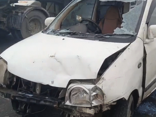 हापुड़ में कोहरे के चलते 7 गाड़ियां भिड़ गईं। हादसे में कारें बुरी तरह से डैमेज हो गईं।