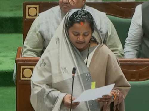 विपक्ष के सवालों का जवाब देती हुईं महिला बाल विकास मंत्री लक्ष्मी राजवाड़े।
