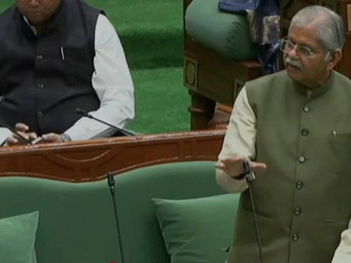 स्कूल-कॉलेजों में लगे सैनेटरी नैपकिन वेंडिंग मशीन का मुद्दा उठा, भाजपा विधायक धरमलाल कौशिक ने इसका जवाब दिया।