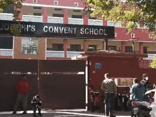 सेंट जोसेफ स्कूल को धमकी मिलने के बाद बच्चे घर वापिस जाते हुए।