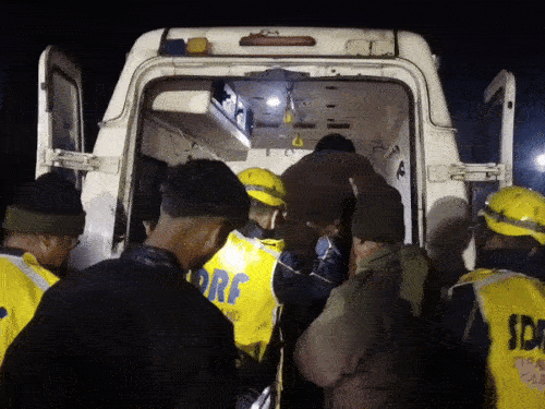 घायलों को एम्बुलेंस में चढ़ाते हुए।