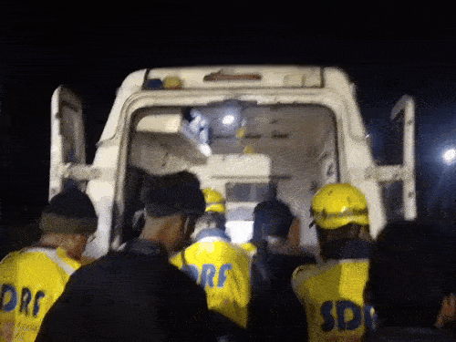 मौके पर SDRF घायलों की मदद करते हुए।