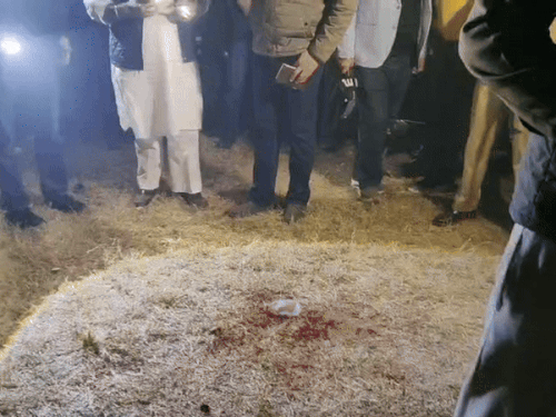 मौके पर जांच करने पुलिस के वरिष्ठ अधिकारी पहुंचे हैं।