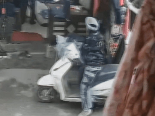 लुधियाना के हजूरी रोड पर एक्टिवा सवार व्यक्ति जैकेट्स का बंडल चुराता हुआ सीसीटीवी में कैद। - Dainik Bhaskar