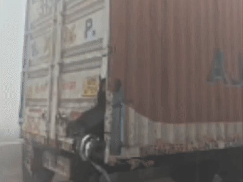 इसी कंटेनर से टकराई थी गाड़ी।
