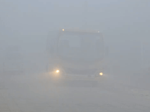 হরিয়ানার সোনিপতে, সোমবার সকালে ঘন কুয়াশার মধ্যে একটি স্কুল বাসকে ধীর গতিতে চলতে দেখা গেছে।