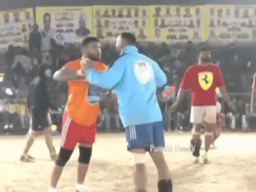 वार्मअप करते समय गोलियों की आवाज आई। इसके बाद खिलाड़ी इधर-उधर देखने लगे। सोर्स: पंजाब लाइव टीवी