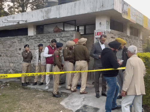 रोज गार्डन के इसी टॉयलेट में दीक्षा की लाश मिली थी।