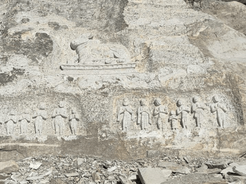 बोल्डरों पर बनाई गई कलाकृतियां।