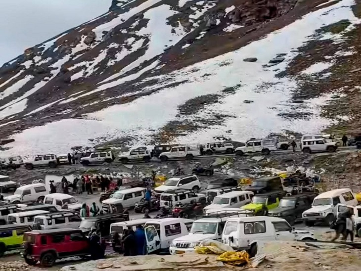 रोहतांग दर्रा में बर्फ देखने पहुंचे टूरिस्ट और पर्यटक वाहन।