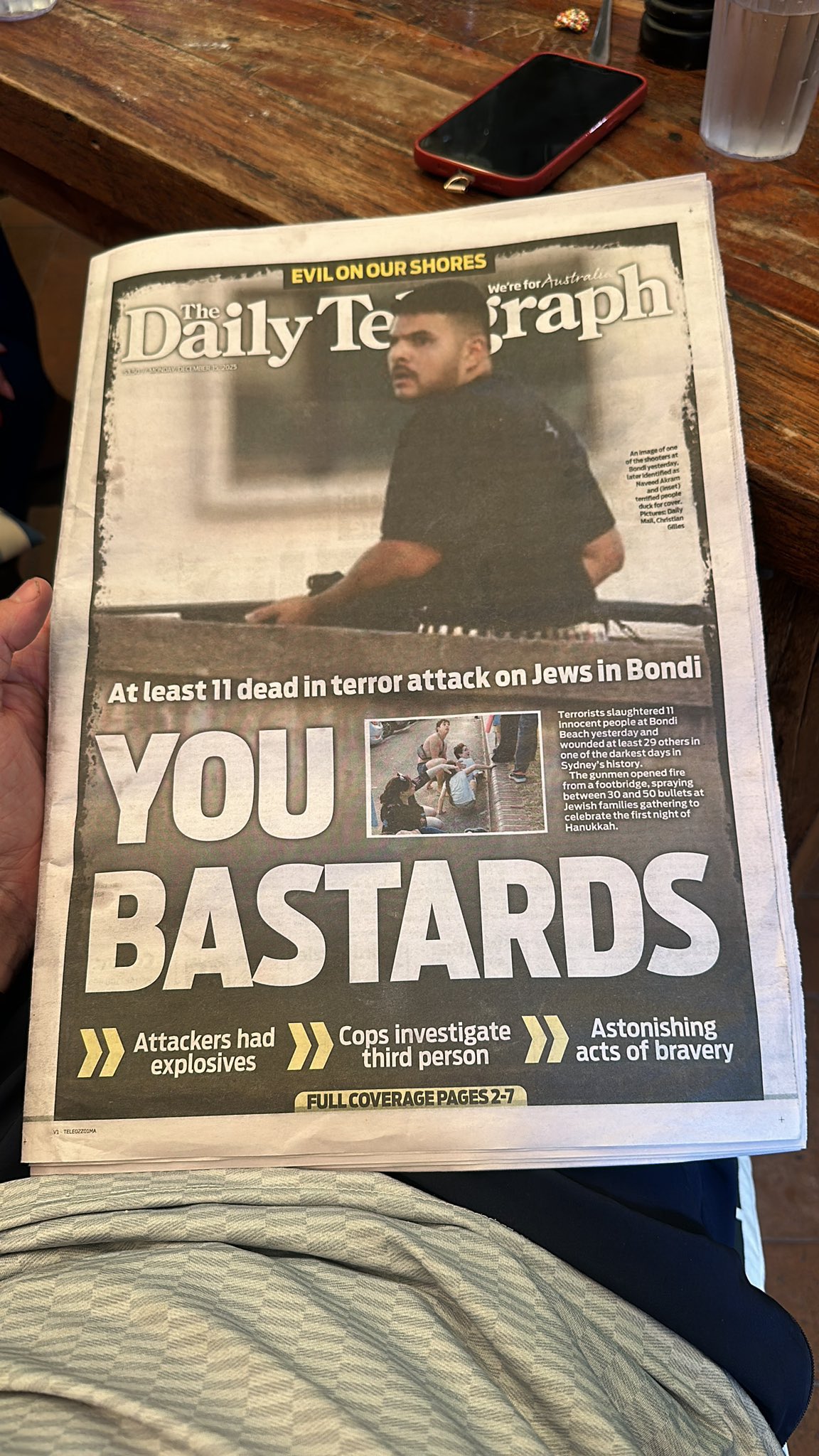 अखबार लिखता है कि आतंकवादियों ने कल सिडनी के बॉन्डी बीच पर लोगों का नरसंहार किया। यह सिडनी के इतिहास के सबसे काले दिनों में से एक है।