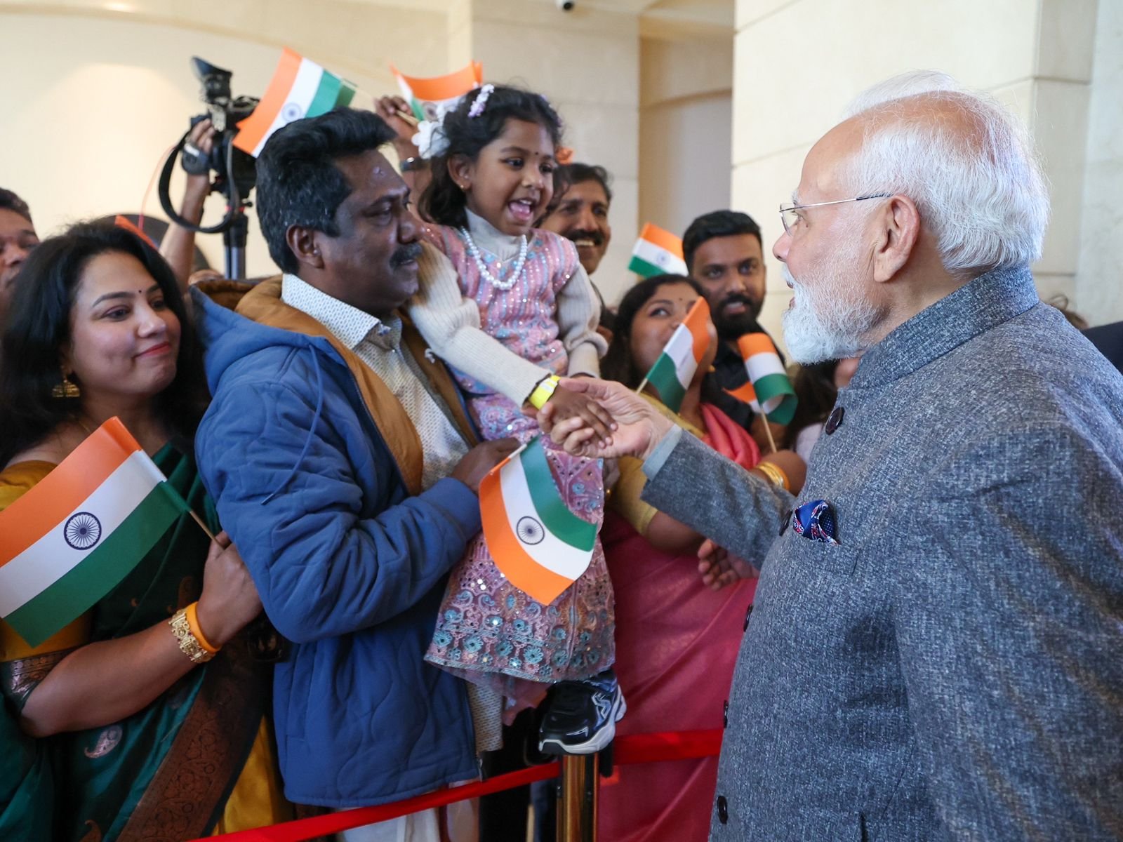 होटल पहुंचने पर PM ने भारतीय समुदाय के लोगों से मुलाकात की। इस दौरान वे एक बच्ची से हाथ मिलाते नजर आए।