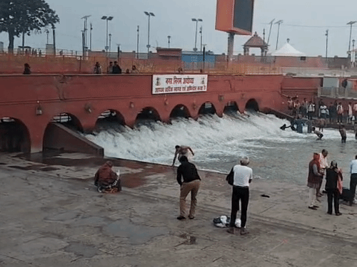 अयोध्या में ठंड में श्रद्धालुओं के पहुंचने का सिलसिला जारी है। सुबह सरयू स्नान कर रहे हैं।