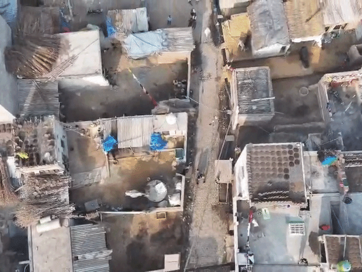 पुलिस की 2 टीम मथुरा के देवसरस गांव पर ड्रोन की मदद से निगरानी कर रही है।